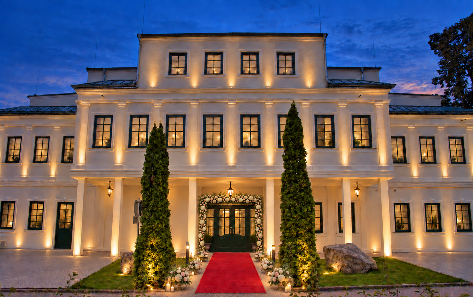 Festlich beleuchteter Eingang der Residenz zur Hochzeit