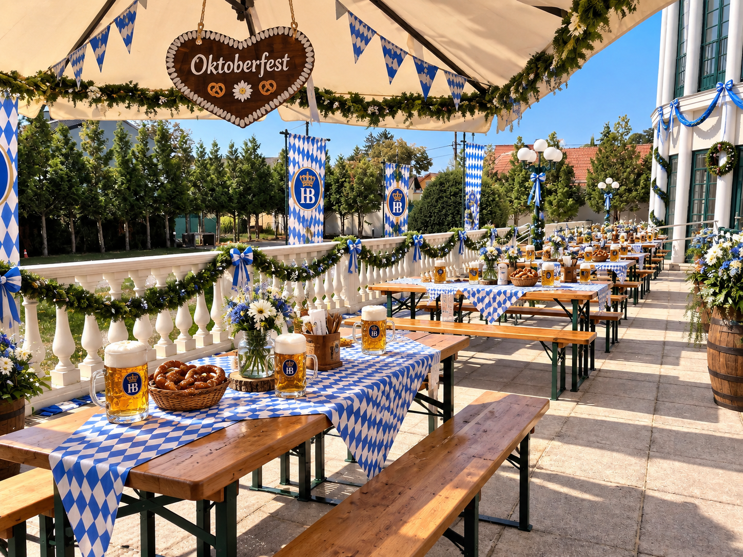 Bierbänke und blau-weiße Dekoration auf der Terrasse